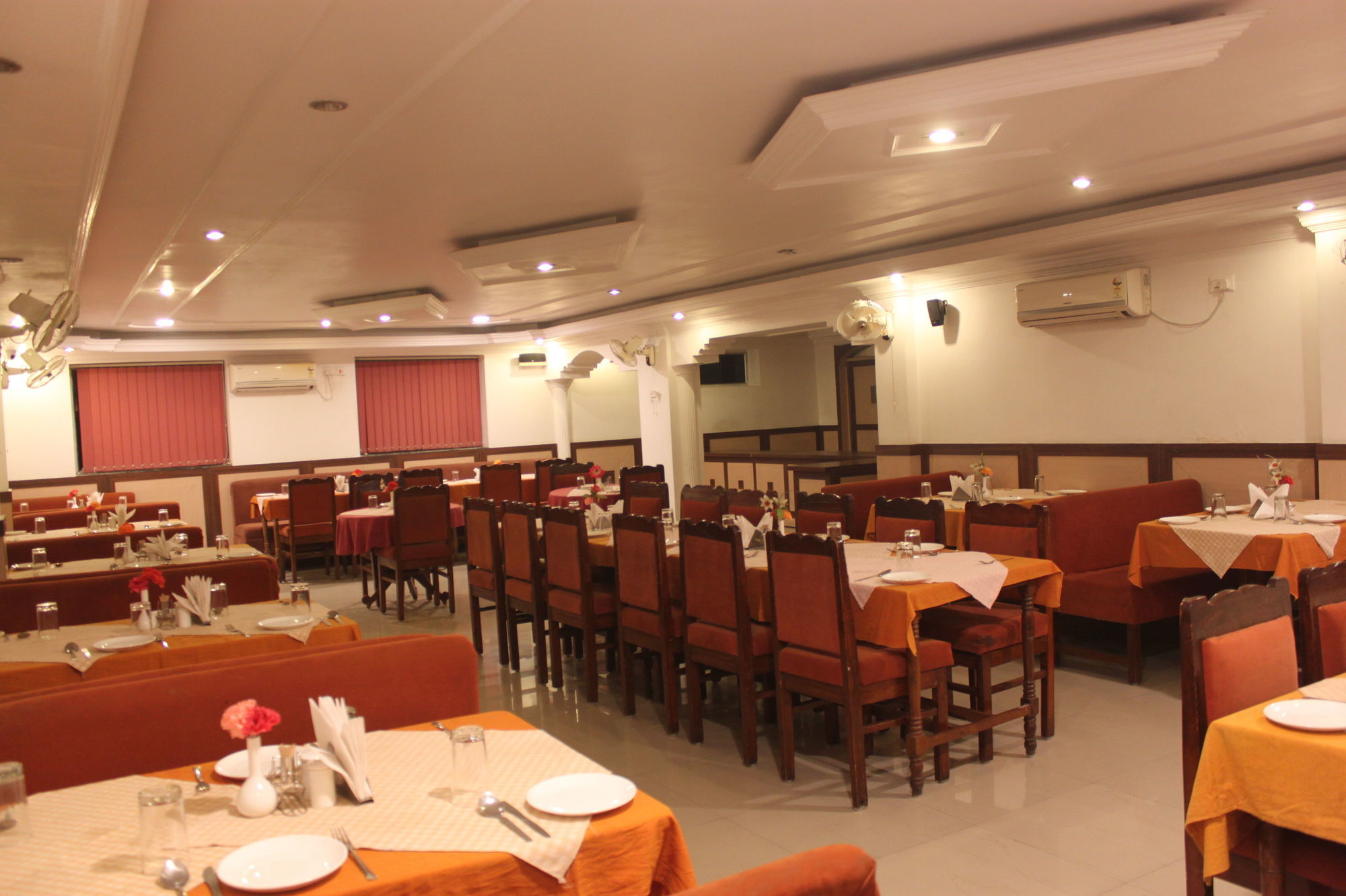 Niranjana Hotel Bodhgaya Restoran fotoğraf